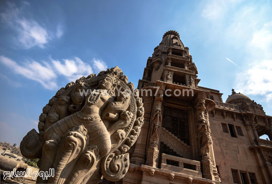 أحد التمثالين القابعين بمدخل القصر لإله الهندوس -اليوم السابع -10 -2015