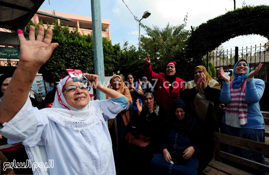 	سيدة تحتفل بعد خروجها من اللجنة الانتخابية -اليوم السابع -10 -2015