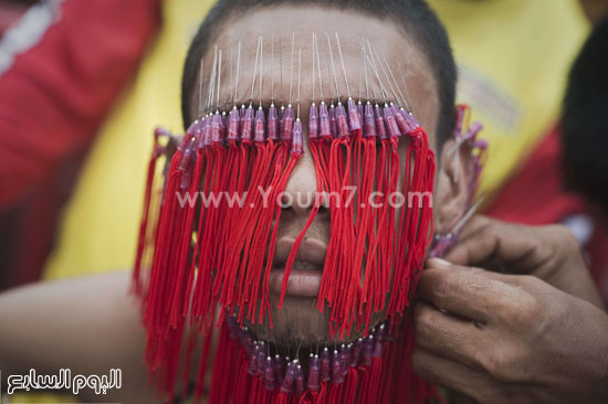 صبى يغطى وجهه ببعض الإبر المغروسة فى جلده  -اليوم السابع -10 -2015