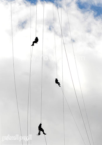 	مجموعة من المشتركين ينزلون من أعلى الجسر بالأحبال  -اليوم السابع -10 -2015
