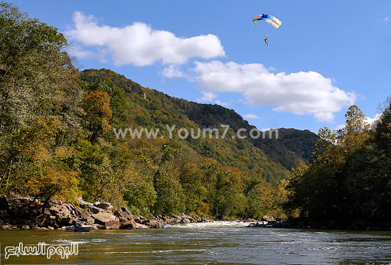 	أحد المواطنين يحلق فوق النهر أثناء الهبوط  -اليوم السابع -10 -2015