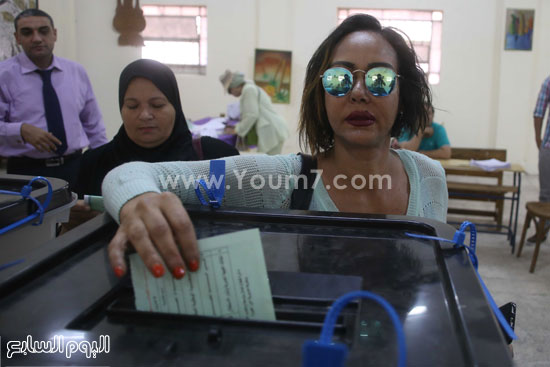 نهى العمروسى تضع البطاقة بصندوق الانتخاب -اليوم السابع -10 -2015