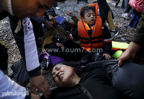 اجئة تنهار انهيارًا تامًا بعد وصولها إلى جزيرة ليسبوس اليونانية  -اليوم السابع -10 -2015