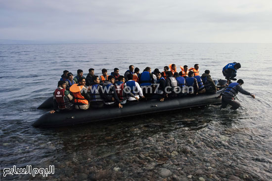  يصل يوميًا آلاف المهاجرين على متن قوارب مطاطية متهالكة إلى جزيرة ليسبوس اليونانية  -اليوم السابع -10 -2015