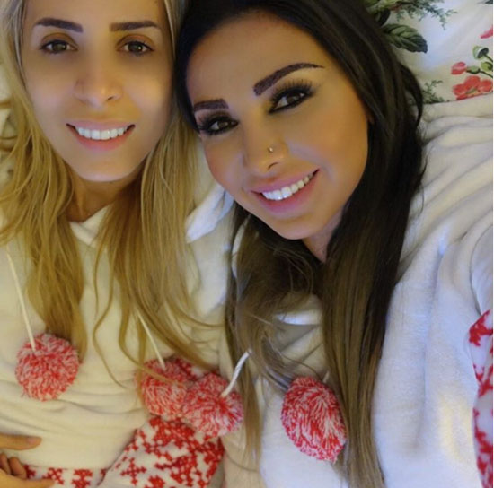 جويل ماردينيان مع شقيقتها و هما يرتديان نفس الـ Pijama -اليوم السابع -10 -2015