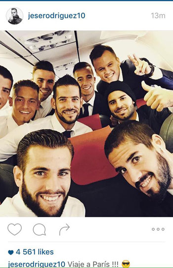 بعثة فريق ريال مدريد تلتقط سيلفى على الطائرة فى الطريق إلى باريس -اليوم السابع -10 -2015