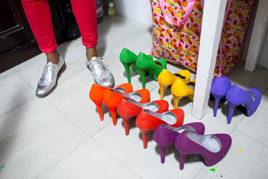 مجموعة من الأحذية الملونة التى تواكب الموجة الصارخة  -اليوم السابع -10 -2015
