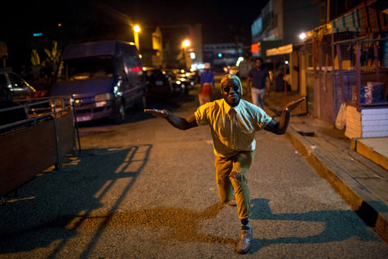 شاب يغنى فى أحد الشوارع  -اليوم السابع -10 -2015