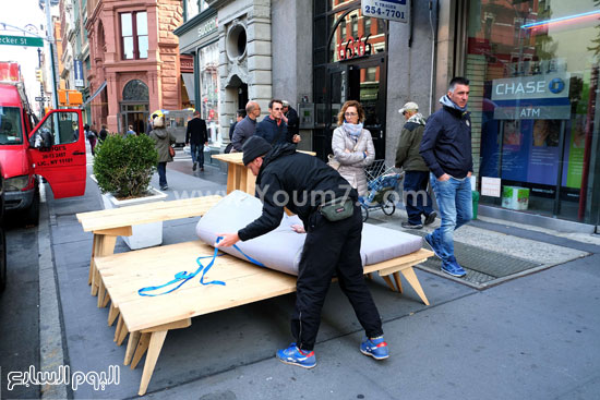 سيباستيان يبنى السرير فى أحد شوارع نيويورك  -اليوم السابع -10 -2015