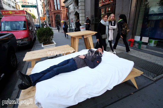 رينو يستلقى على السرير وسط المارة فى نيويورك -اليوم السابع -10 -2015