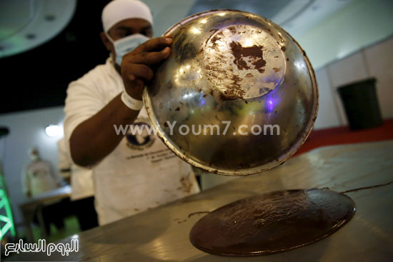 	طباخو المسابقة يوزع الشيكولاتة على طاولة معدنية لتبرد -اليوم السابع -10 -2015