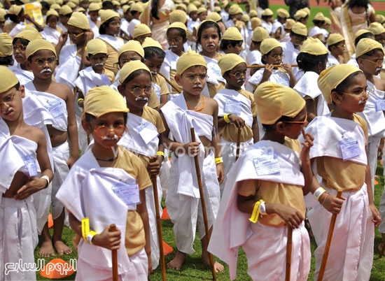 الأطفال من الأولاد والبنات يرتدون ملابس غاندى البيضاء -اليوم السابع -10 -2015