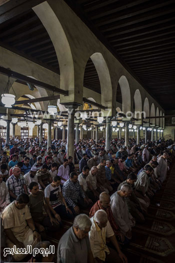 وكالة الأنباء الفرنسية تصور الرجال أثناء أدائهم لصلاة الجمعة فى الجامع الأزهر -اليوم السابع -10 -2015