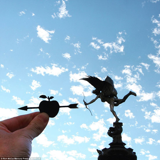 تمثال ميدان بيكاديللى يضرب السهم فى تفاحة  -اليوم السابع -10 -2015