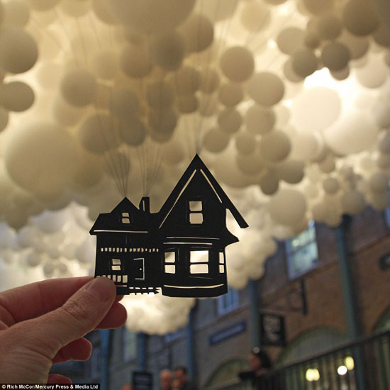 منزل طائر فى الهواء بواسطة البالونات  -اليوم السابع -10 -2015