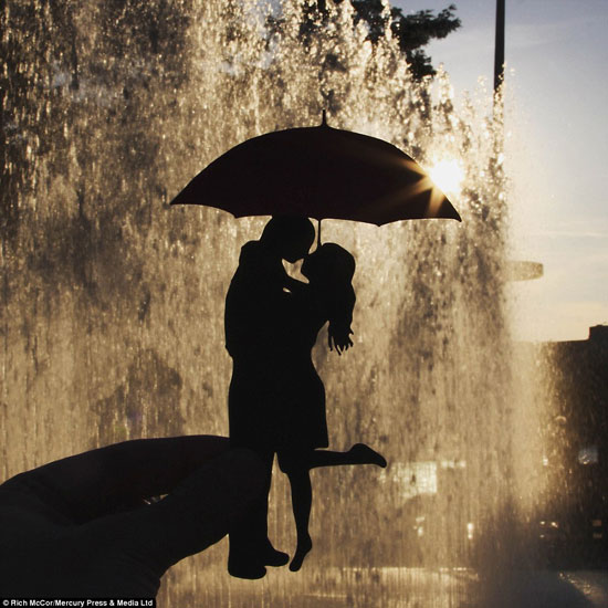 زوج يقبل زوجته وقت غروب الشمس  -اليوم السابع -10 -2015