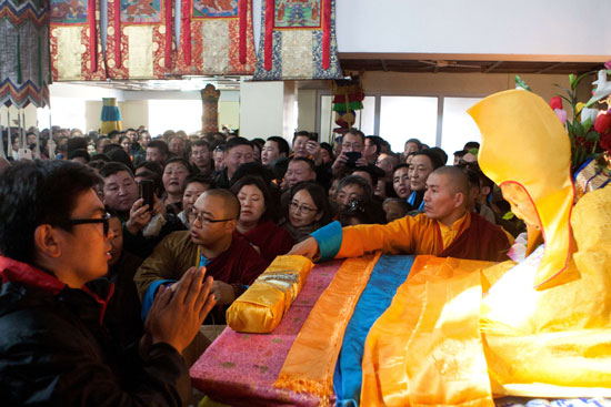 الجمهور يتعبد للمومياء الجلسة لراهب بوذى  -اليوم السابع -10 -2015