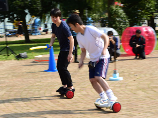 شاب يمارس الرياضة بأجهزة تكنولوجية  -اليوم السابع -10 -2015