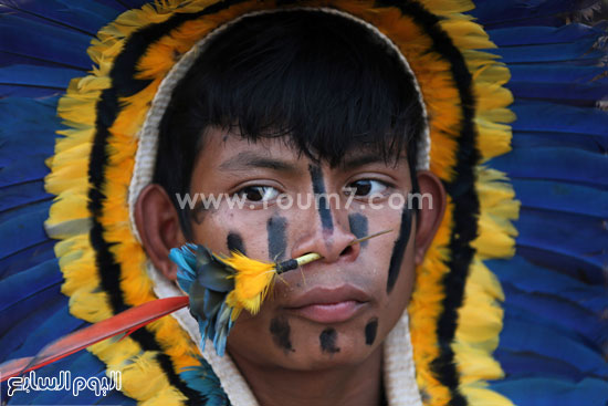 رجل يقدم عرضا فلكلوريا فى مهرجان دورة الألعاب العالمية الأولى للسكان الأصليين -اليوم السابع -10 -2015