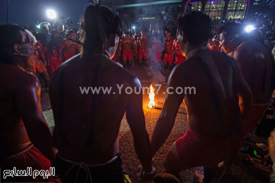 إشعال النيران والرقص حولها فى مهرجان دورة الألعاب العالمية الأولى فى البرازيل -اليوم السابع -10 -2015