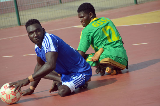 محاولة أحد اللاعبين لإحراز هدف فى المباراة المقامة لمصابى الشلل بنيجيريا -اليوم السابع -10 -2015