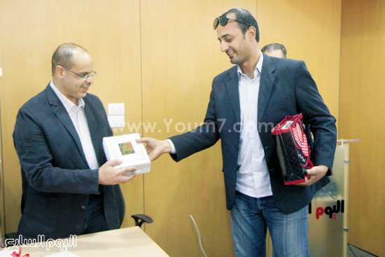 أحمد حسين حمدى يهدى مصحفاً للكاتب الصحفى أكرم القصاص -اليوم السابع -10 -2015