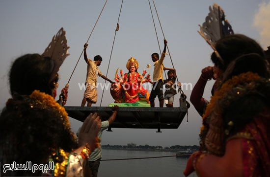 الإله دورجا معروض على مركب وسط النهر فى المهرجان -اليوم السابع -10 -2015