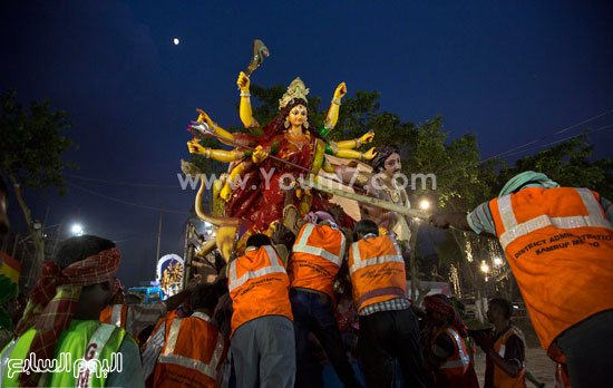 الهندوسيون يحملون ألههم على الأعناق -اليوم السابع -10 -2015