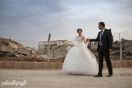 العروسان وسط أنقاض المنازل المدمرة  -اليوم السابع -10 -2015