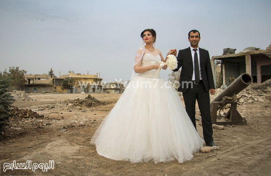 العروسان إلى جانبهما قذائف الهاون  -اليوم السابع -10 -2015