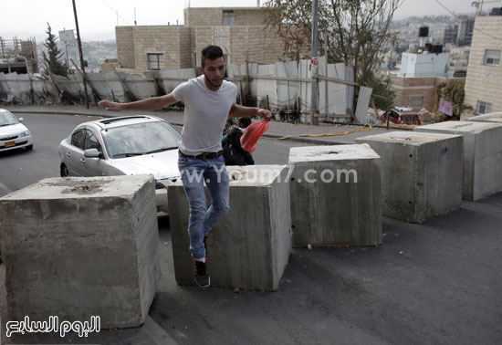 رجال شرطة الحدود الإسرائيلية بعد أن نشرت الحواجز الخرسانية فى القدس الشرقية -اليوم السابع -10 -2015
