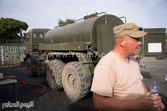 الكولونيل Alexander Yevdokimov يقف إلى جانب منشأة لمعالجة المياه  -اليوم السابع -10 -2015