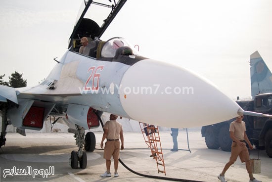 طاقم سلاح الجو الروسى يعدون الطائرات المقاتلة -اليوم السابع -10 -2015
