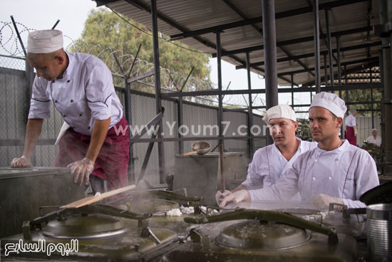  الطهاة الروسيون يقومون بإعداد الطعام فى القاعدة العسكرية  -اليوم السابع -10 -2015