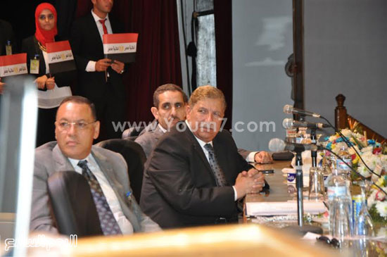 المحافظ ورئيس الجامعة اثناء المؤتمر  -اليوم السابع -10 -2015
