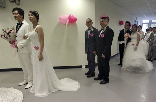 حفل زفاف جماعى فى العاصمة التايوانية تايبيه  -اليوم السابع -10 -2015