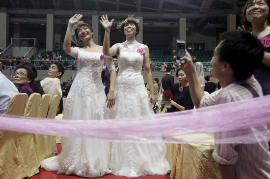 امرأتان مثليتان فى حفل الزفاف الجماعى التايوانى  -اليوم السابع -10 -2015
