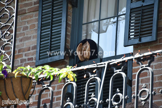 وجه مرعب على نافذة بأحد منازل لحى الفرنسى  -اليوم السابع -10 -2015