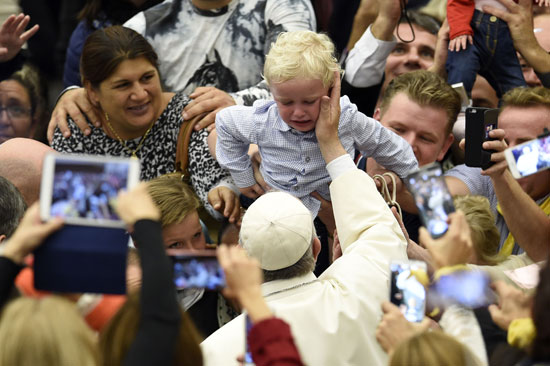 طفل يبكى بين يدى البابا -اليوم السابع -10 -2015
