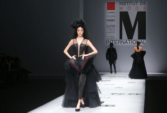 فستان من اللون الأسود مصنوع من التل والستان ضمن عرض أزياء الخريجين  -اليوم السابع -10 -2015