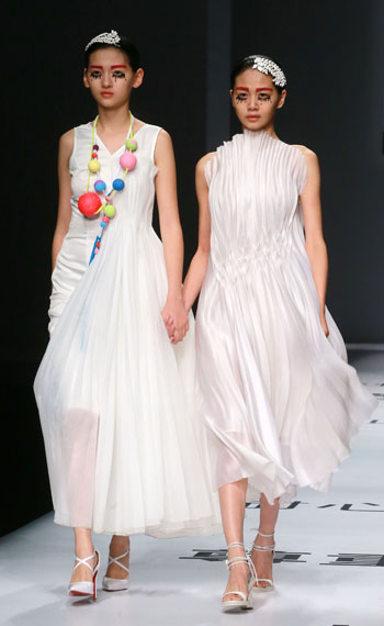 اللون الأبيض يشارك فى عرض الأزياء اليوم فى بكين  -اليوم السابع -10 -2015