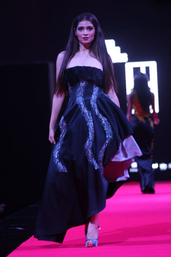 فستان أنيق من اللون الأسود مرصع بالفرو  -اليوم السابع -10 -2015