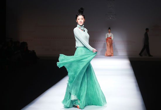 إطلالة من اللون الفيروزى للمصمم Chu Yan -اليوم السابع -10 -2015