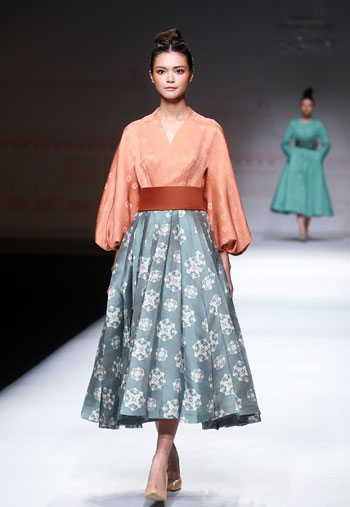 إطلالة رائعة من اللون الرمادى من عرض أزياء المصمم Chu Yan -اليوم السابع -10 -2015