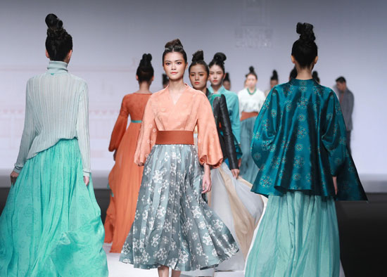 عرض أزياء اليوم فى بكين  -اليوم السابع -10 -2015