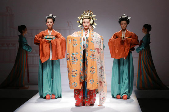 مجموعة من الأزياء الصينية ضمن العرض  -اليوم السابع -10 -2015