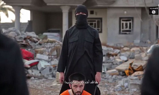 الرجل الملثم يقف أمام أحد الرهائن  -اليوم السابع -10 -2015