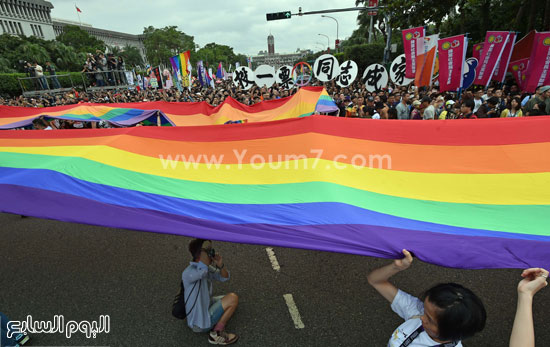 أعلام قوس قزح فى مسيرة الفخر للمثليين  -اليوم السابع -10 -2015