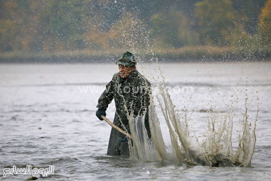 الصيادون يضربون على الماء لتوجيه السمك إلى قاربهم  -اليوم السابع -10 -2015