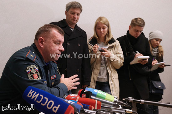 أقارب الضحايا وجندى من قوات الطوارئ الروسية -اليوم السابع -10 -2015